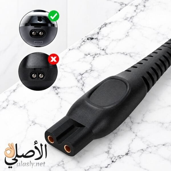 كابل شحن USB لماكينات الحلاقة أثناء توصيله بمنفذ الشحن المتوافق