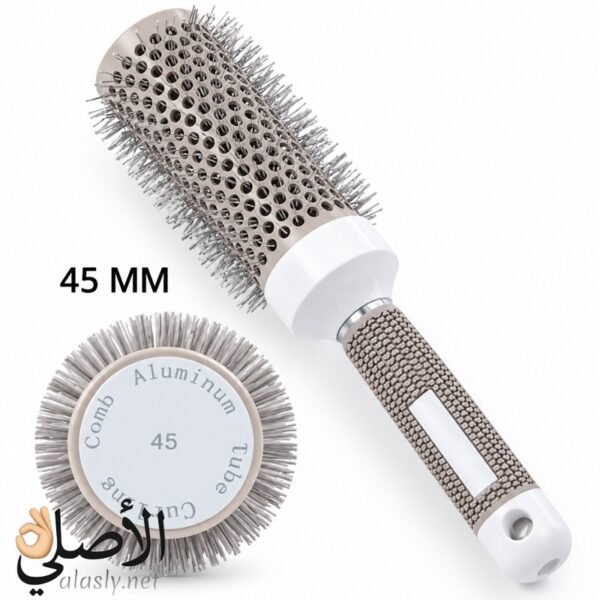 فرشاة شعر حرارية دائرية فيلفيل أثناء استخدامها لتصفيف وتجفيف الشعر باستخدام مجفف الهواء