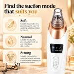 جهاز شفط الرؤوس السوداء الكهربائي أثناء استخدامه على الأنف للمساعدة على إزالة الشوائب السطحية من البشرة.